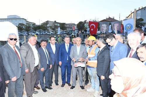 TARIM VE ORMAN BAKANI VAHİT KİRİŞCİ İLÇEMİZDE YÖRESEL ÜRÜN PAZAR YERİ TEMEL ATMA TÖRENİNE KATILDI